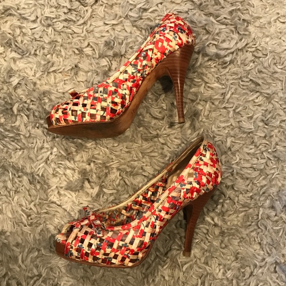 🛑 SOLD! Peep Toe Pumps w/ Floral Pattern & Bow 🛑 - Picture 1 of 11
